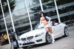 Xe BMW Z4 vốn nổi tiếng sở hữu những đường cong hoàn hảo, người mẫu xe hơi xứ Hàn cũng vậy... 

