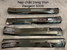 Ốp bậc cửa trong mẫu titan xe Peugeot 5008 2020