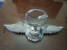 Logo hãng MAZDA dán nắp capo xe hơi