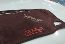 Thảm taplo da lộn m1910 xe COLORADO